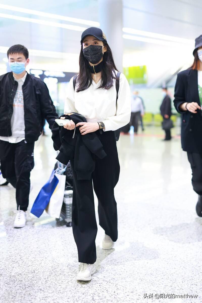 街拍韩雪白色短款卫衣黑色休闲西裤棒球帽运动鞋率性干练