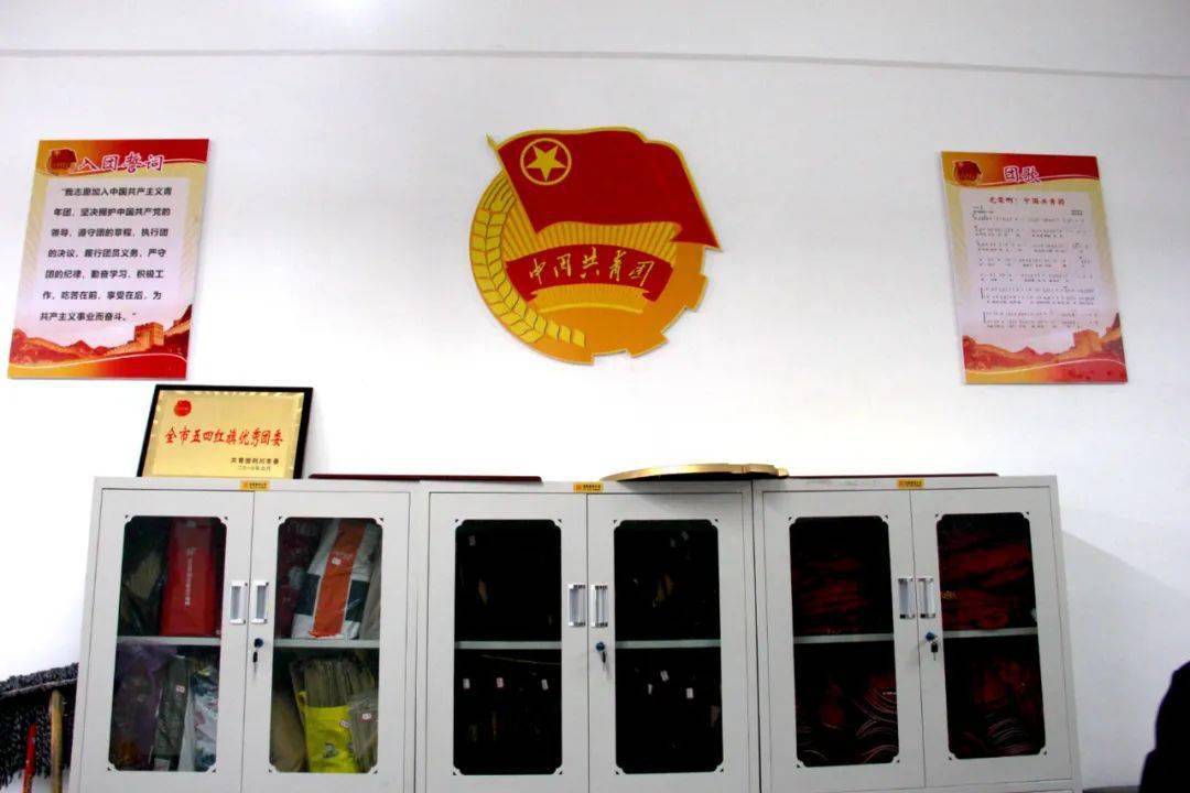 利川市第一中学所有参会人员表示亲切问候,对团校的顺利开学表示祝贺