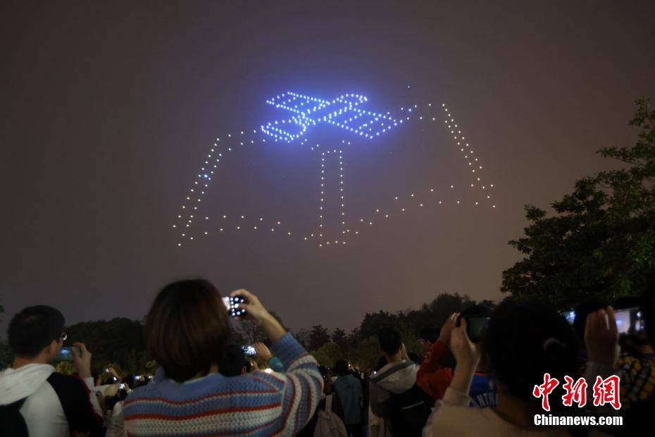 南京高校无人机光影秀迎接"中国航天日"