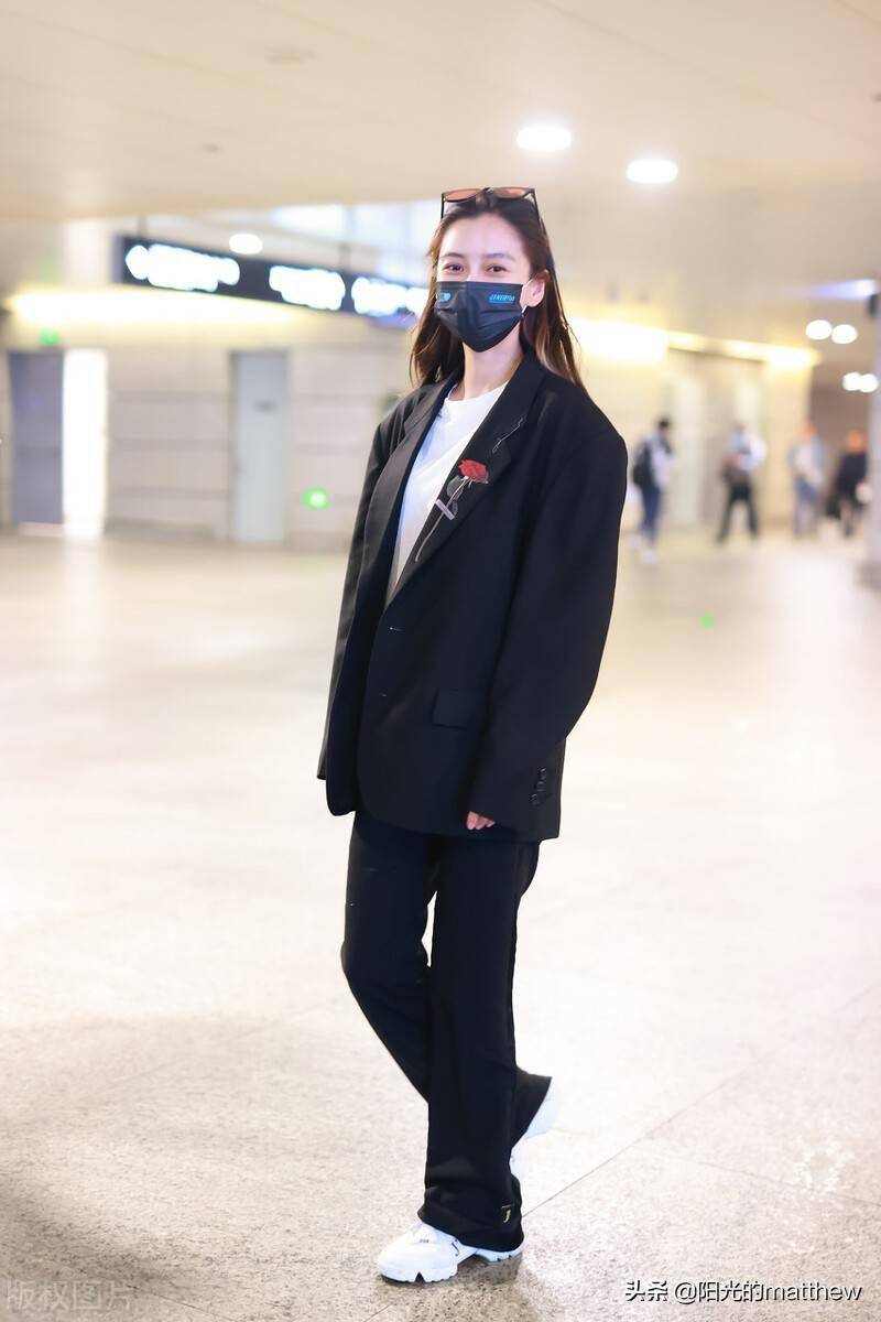 街拍杨颖黑色西装黑色西裤白色t恤白色运动鞋帅气十足