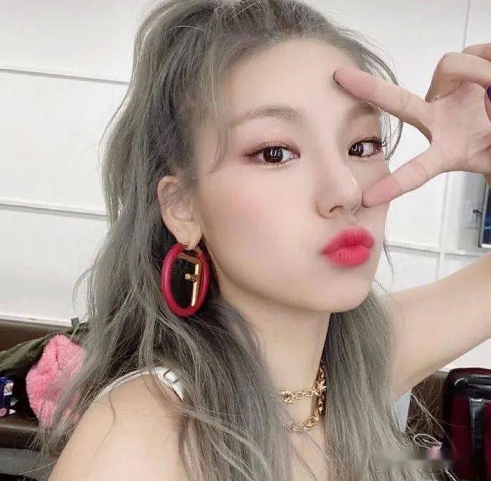 什么发型都合适的我们小志,有这颗头颅什么发型都好看.