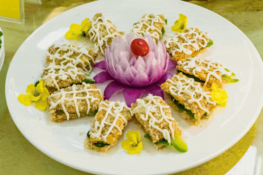 值得一提的是该酒店专注大顶苦瓜烹调十多年是南海十大名宴之一进入