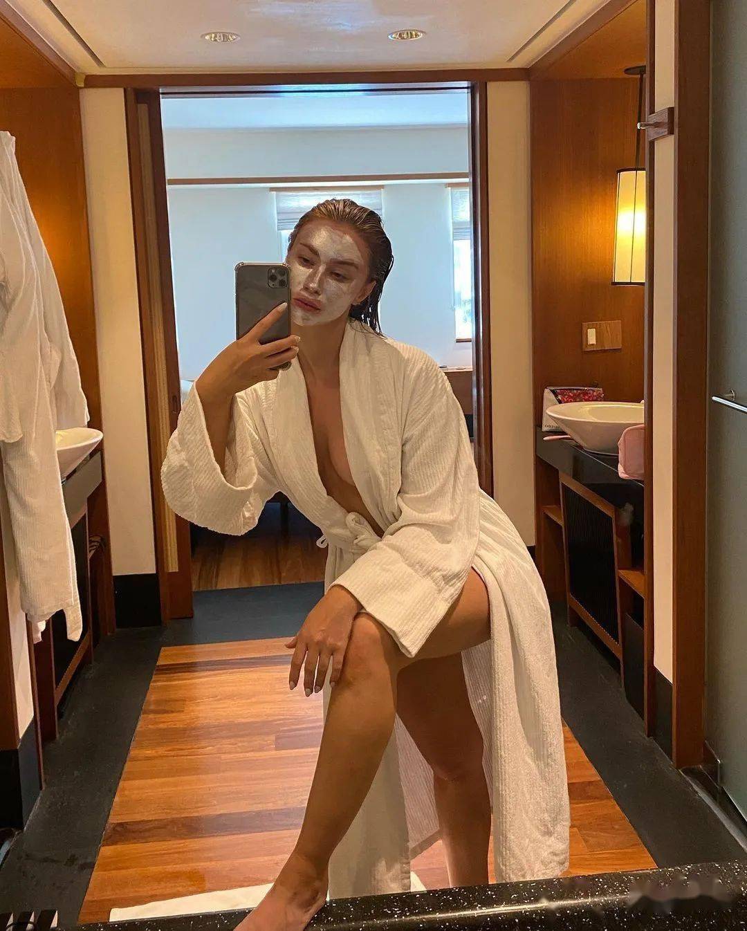 从下边图片中可以看到,olivia davis关注着nba,也曾到斯台普斯主场