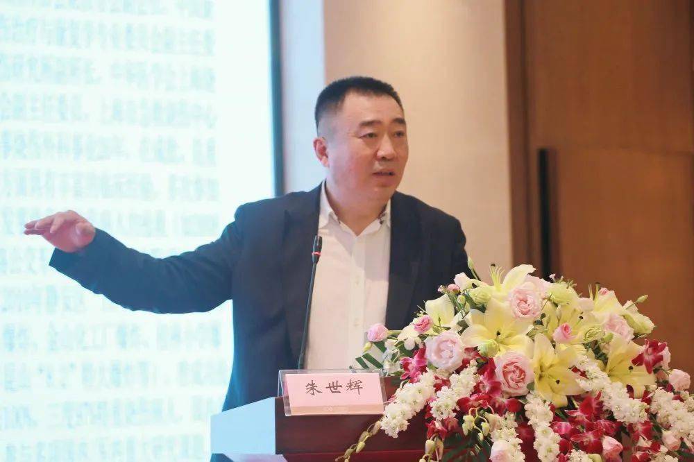 上海长海医院烧伤科主任朱世辉教授发表了题为"真皮组织修复与再生"的