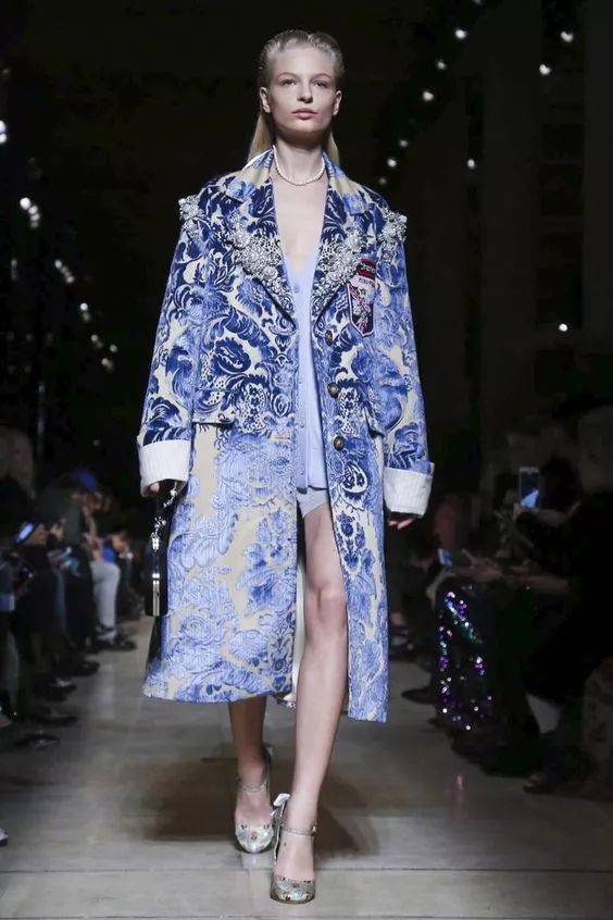 中国传统纹样 "之" 青花纹样!(当衣服染上青花)