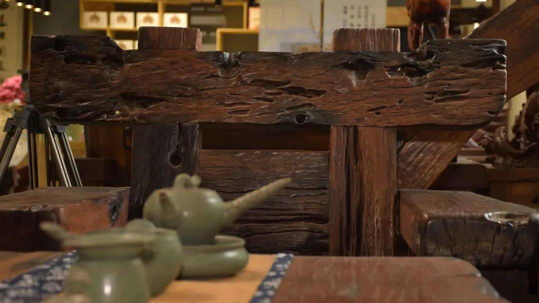 老船木工艺品:粗犷与艺术交融 展现老船木“残缺美”_家具