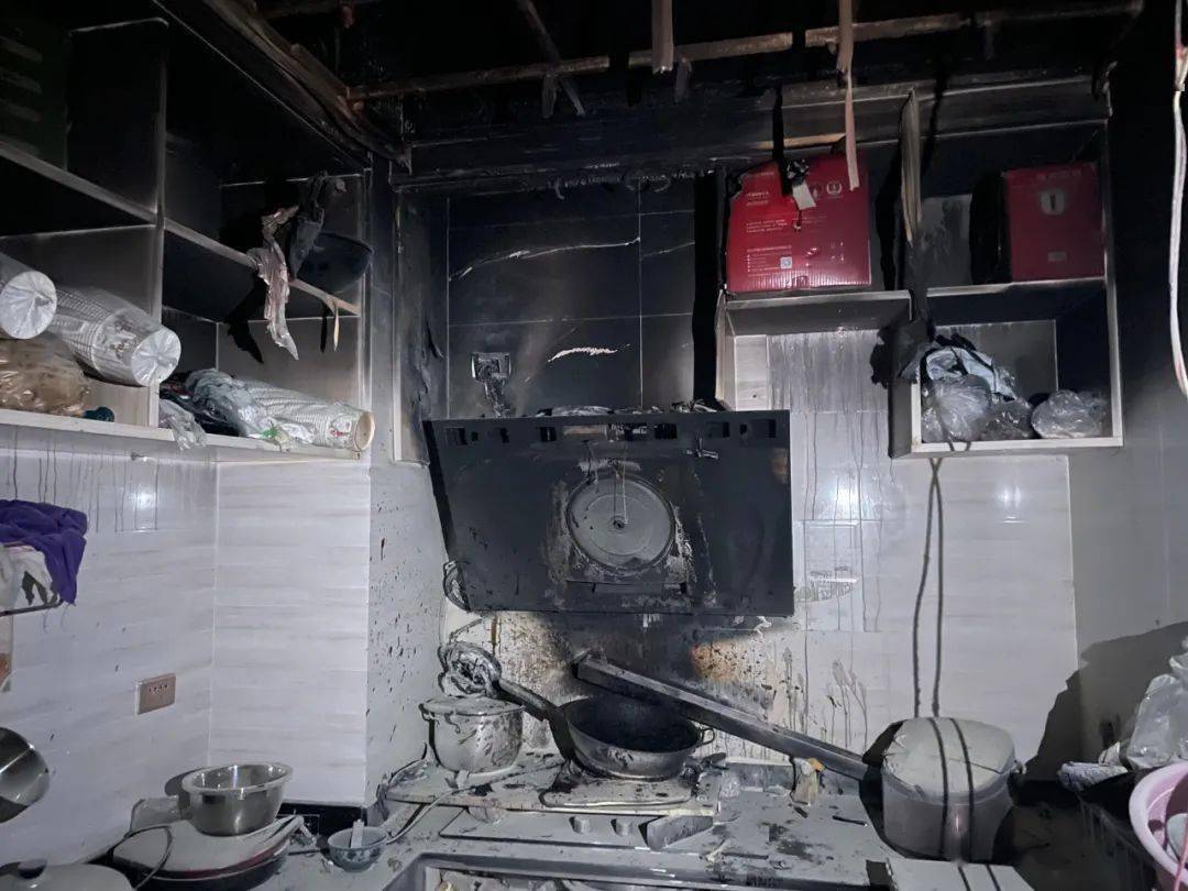 整个房间已经浓烟弥漫