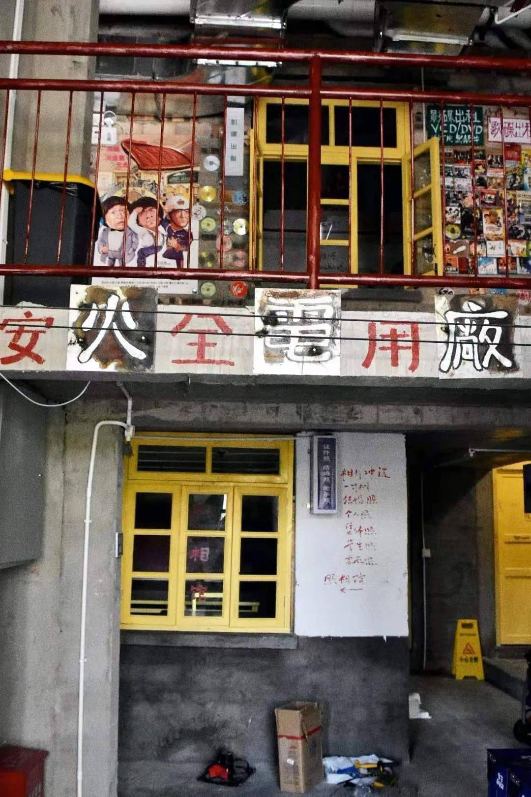 太好玩了兴义一家80年代的街头复古火锅店还没开业就爆了