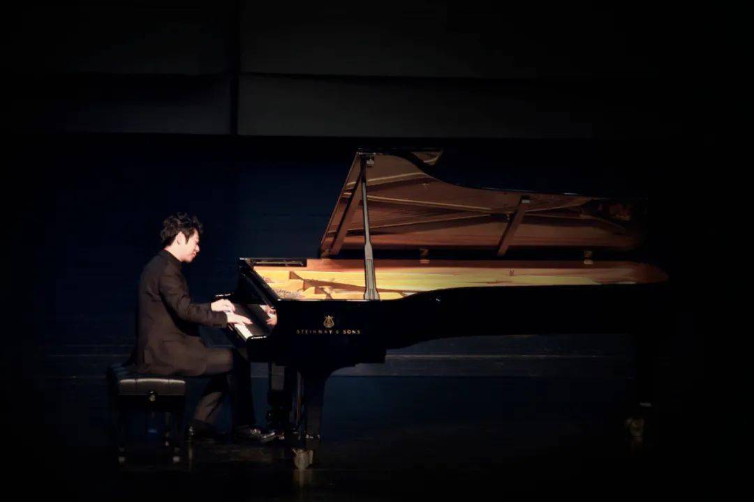 格莱美慢镜头钢琴曲谱_碧梨格莱美慢镜头照片(3)