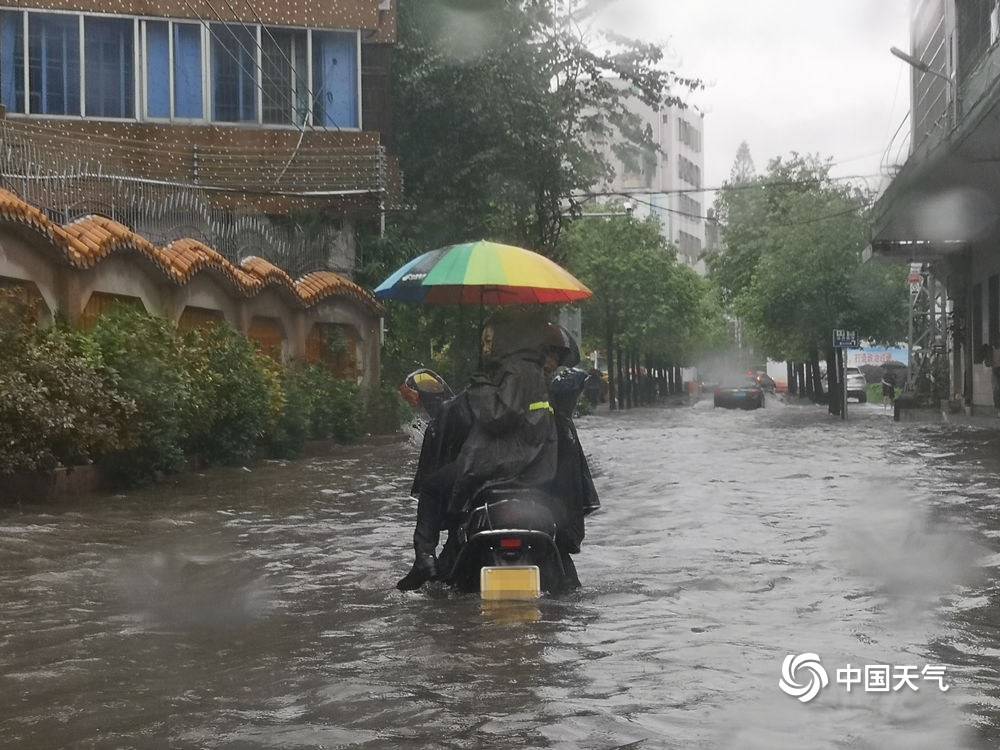 大雨倾盆!广东廉江多路段出现水浸街