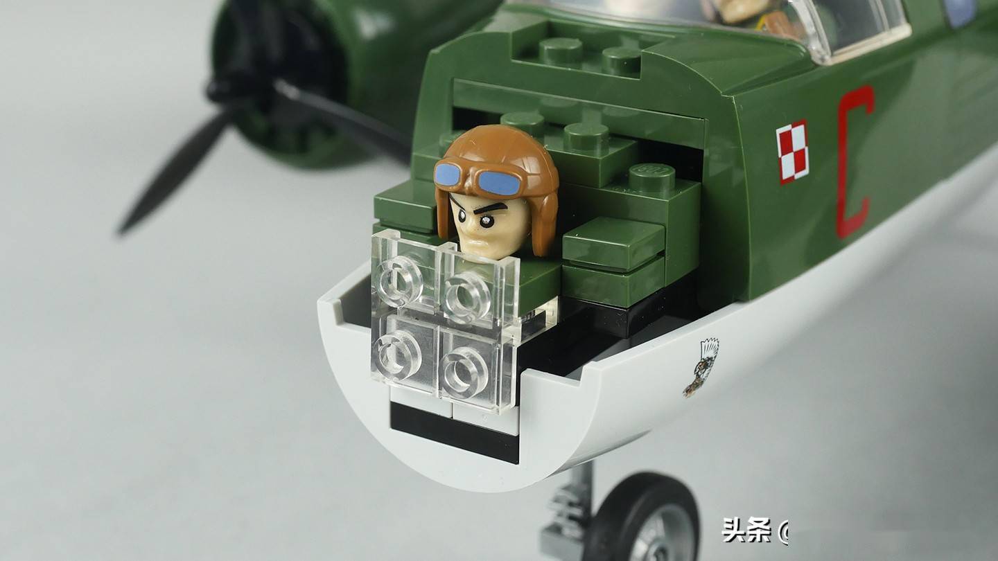 用500片零件搭建一架美军二战轰炸机能否合你心意呢