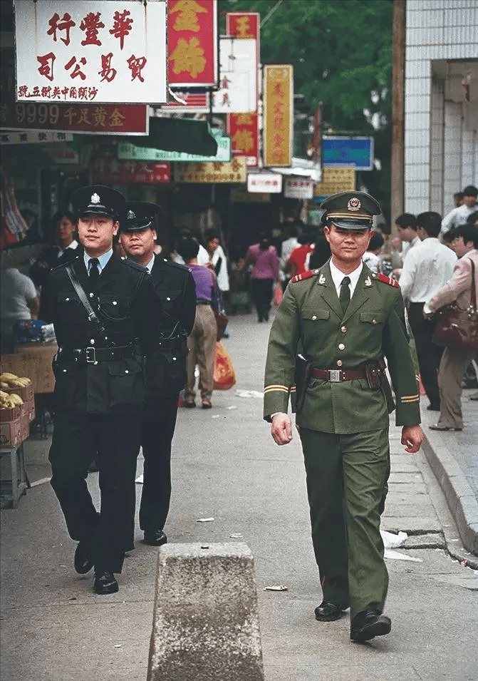 1997年7月1日凌晨,深圳,駐港部隊陸軍主力暴雨中通過文錦渡口岸.