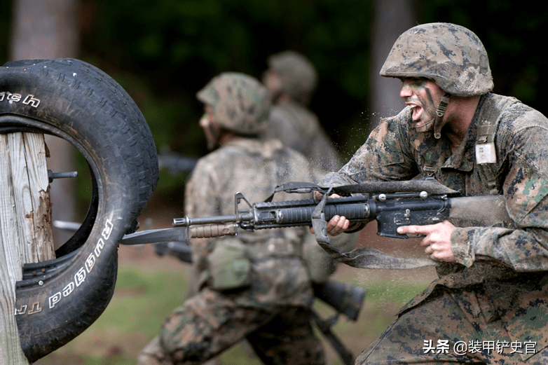 现代美军士兵使用上了刺刀的m16突击步枪进行白刃格斗训练.