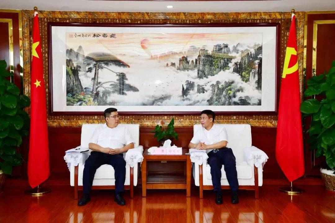 钟鸣明会见中石油天然气海南分公司党委书记总经理吴涛