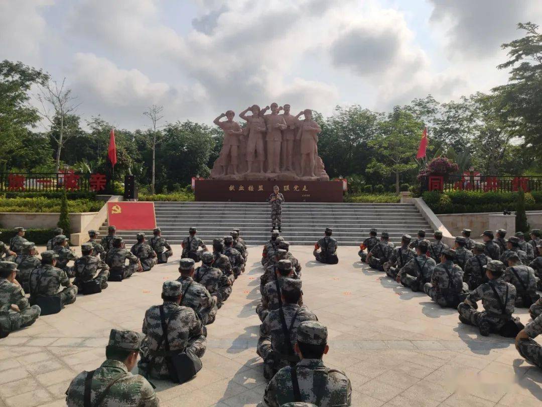 为抓好基干民兵训练,集训队下发党史学习教育手册,串讲"学习强国app"