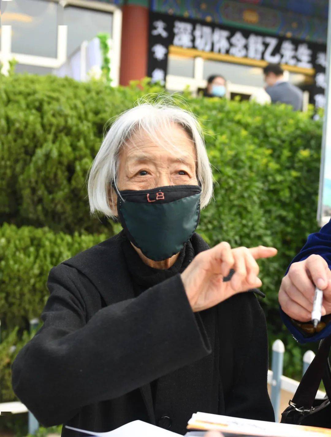 今晨送别舒乙,92岁人艺老演员到场,网友托快递小哥送来鲜花