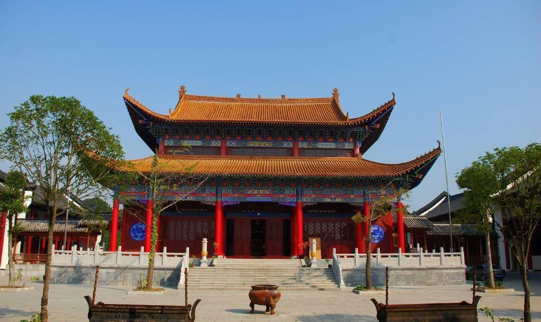 5公里处的问安镇关庙山村的关庙山遗址,是一个新石器时代的原始村落