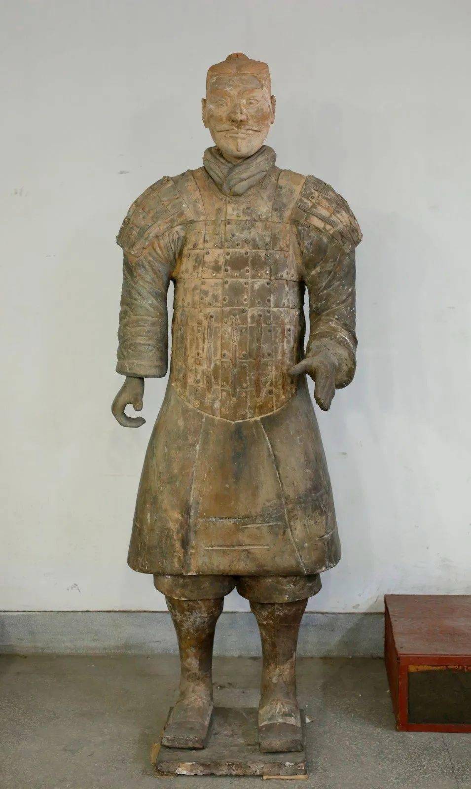 秦陶铠甲军吏俑