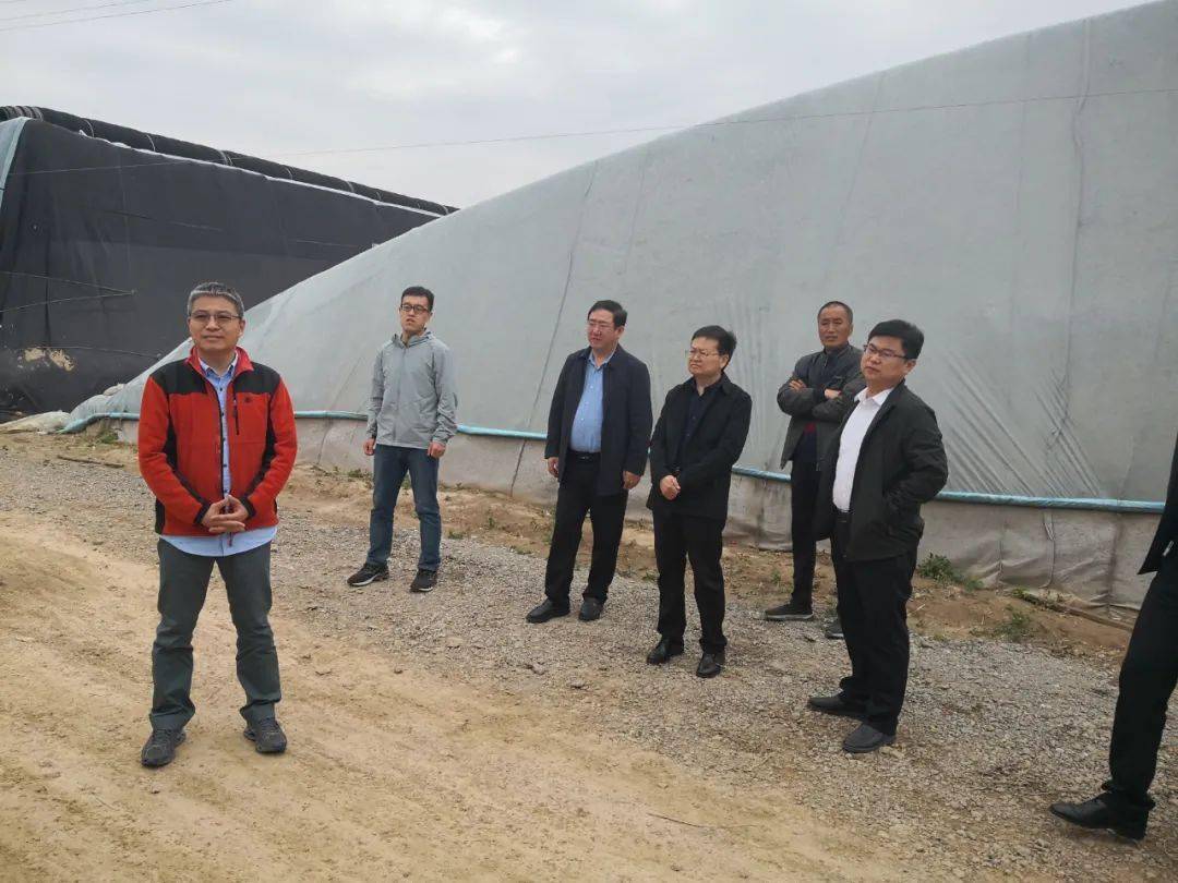 副县长仪修杰和相关部门负责人陪同活动.