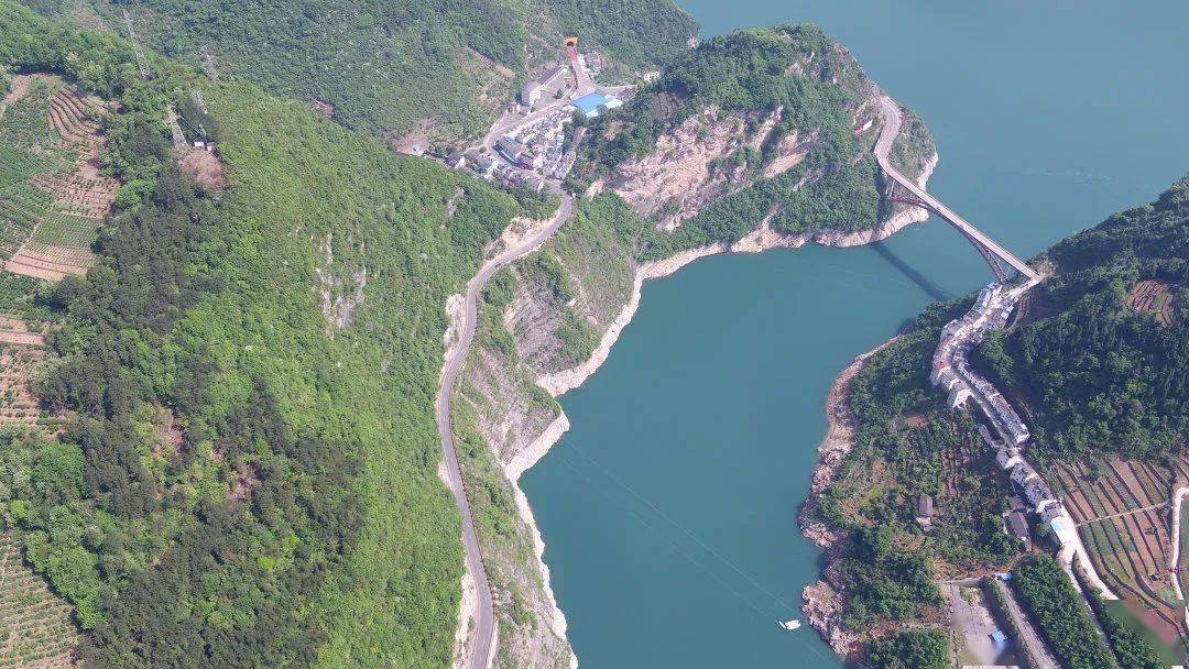 周聚路北起聚集坊(九畹溪漂流终点),南至九畹溪镇周坪集镇,全长15公里