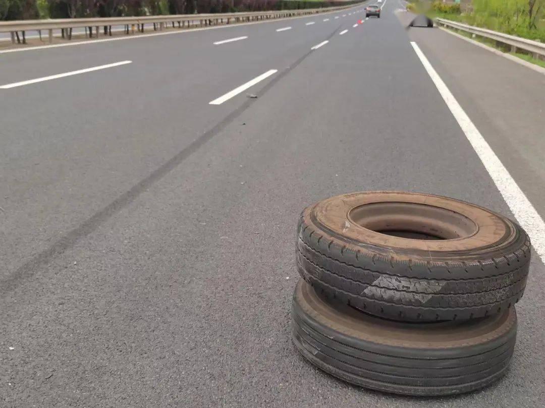 坐标临沂大货车高速行驶中轮胎掉落
