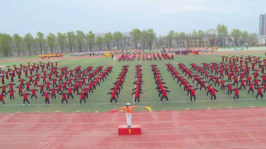华亭市隆重举行第二十届中小学生田径运动会暨市直中小学生乒乓球运动