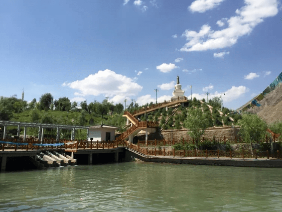 尖扎滨河公园里有许多仿古式的亭子.