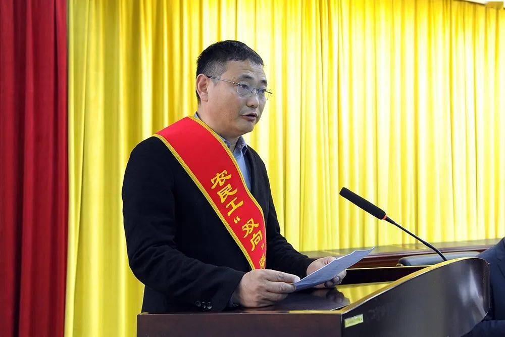 服务工作先进集体代表商丘市总工会郑州农民工服务中心主任安万营发言