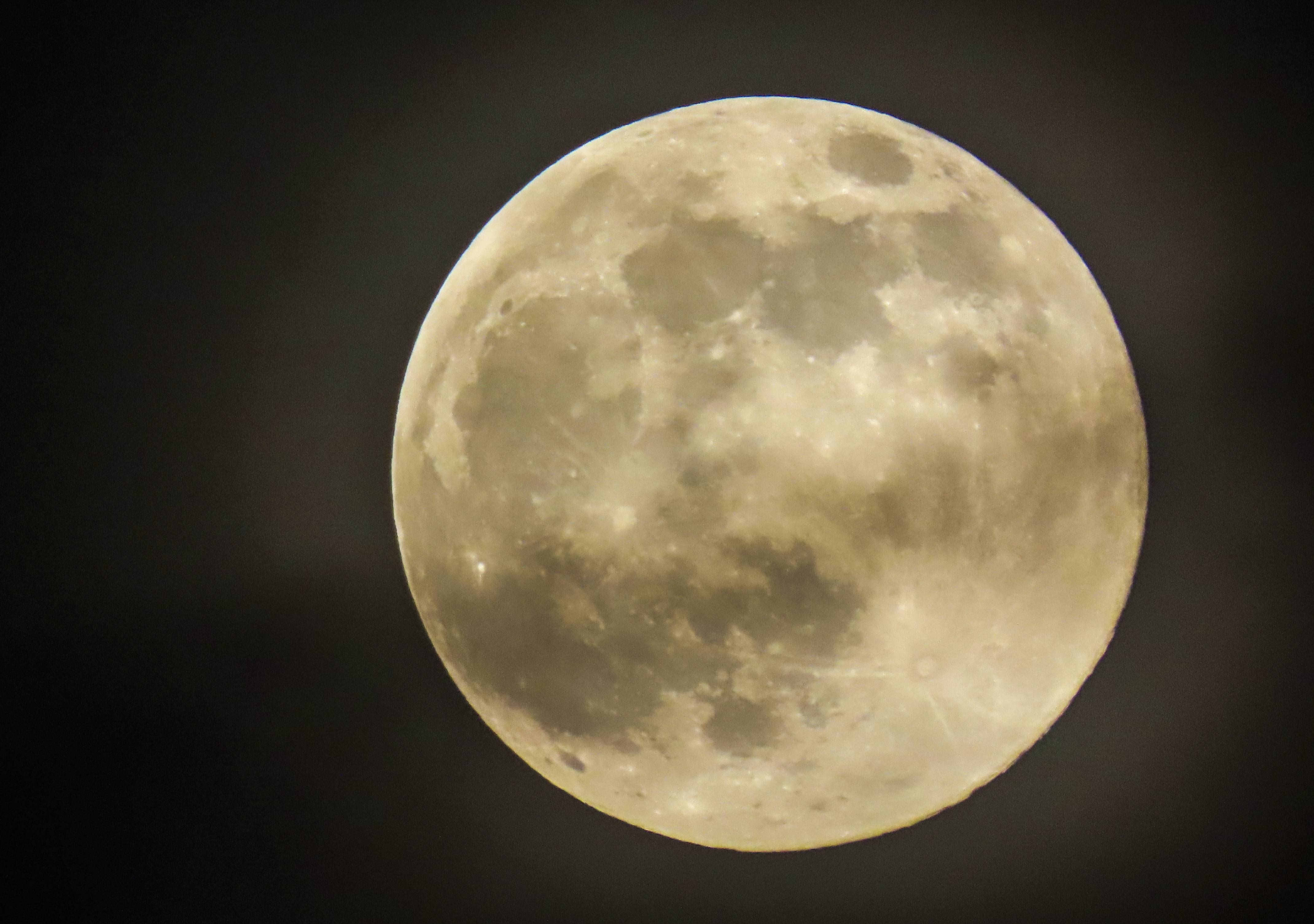 "超级月亮"现身夜空