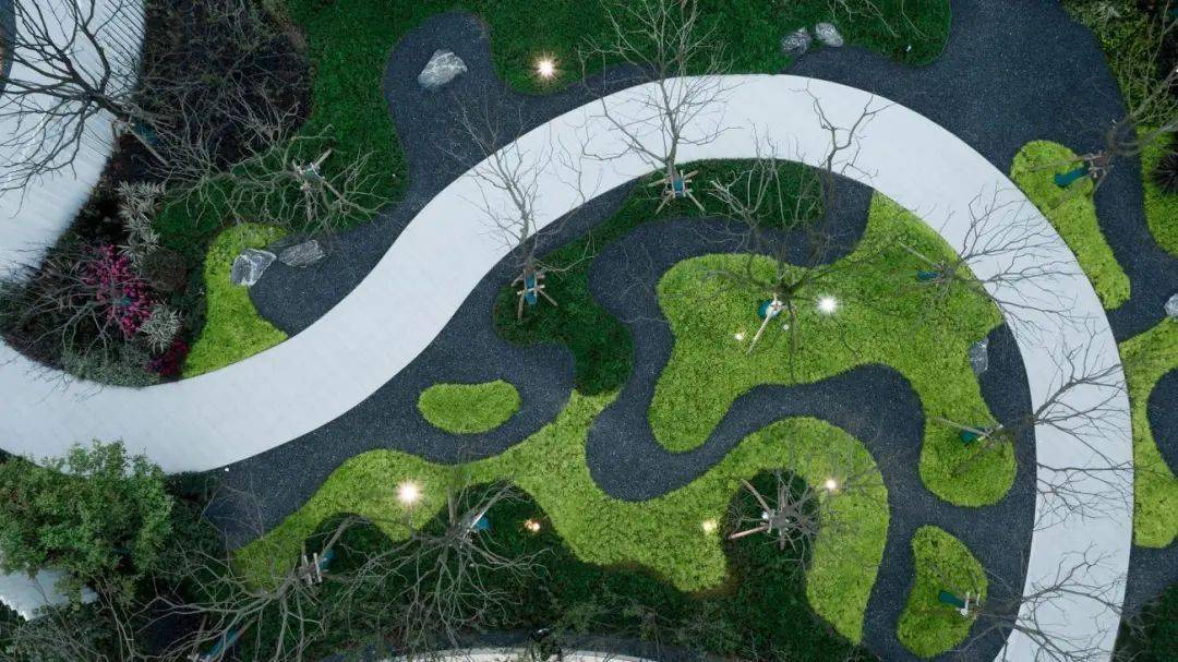 成都因澈思明景观设计有限公司德信弘阳 · 湖畔云璟设计上也追求曲线