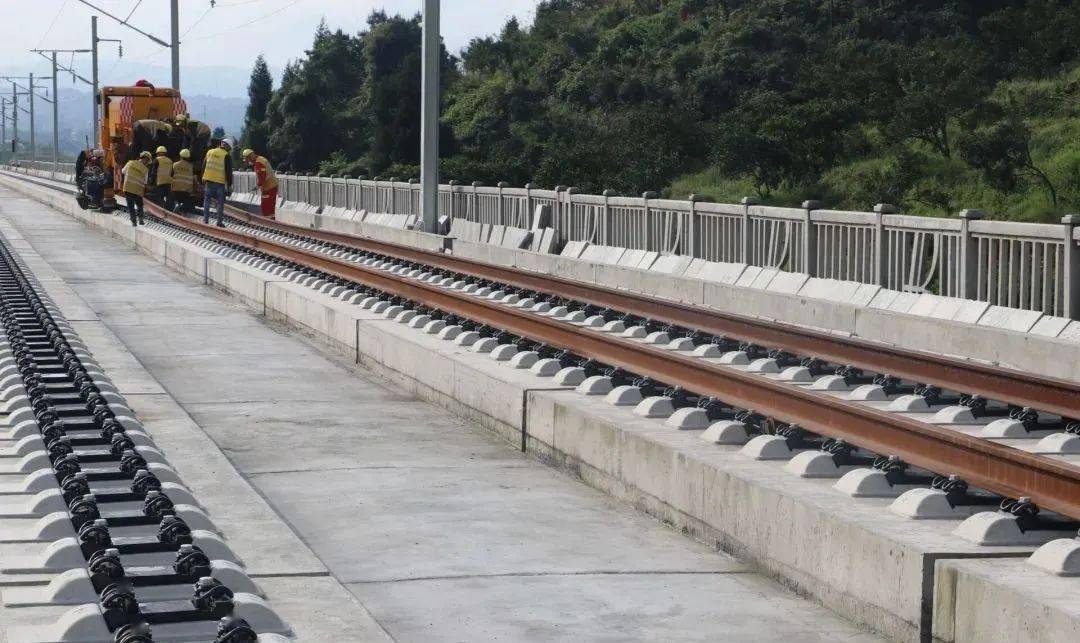 张家界基建 | 张吉怀高铁计划4月30日前完成全线轨道铺设_铁路