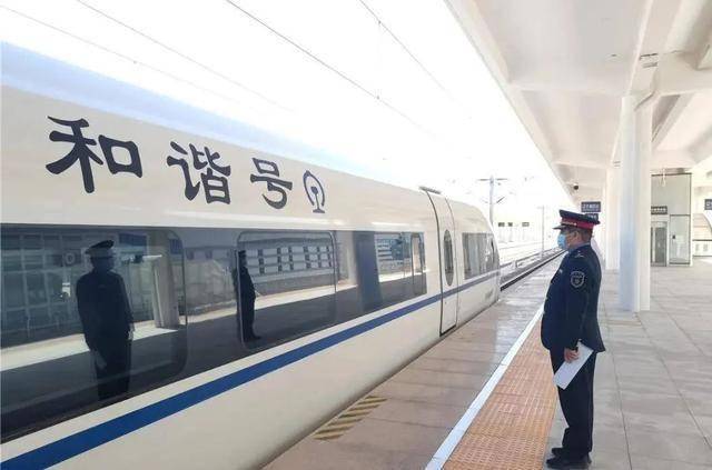 经辽宁省朝阳市,锦州市后接入京哈铁路秦沈段的凌海南站