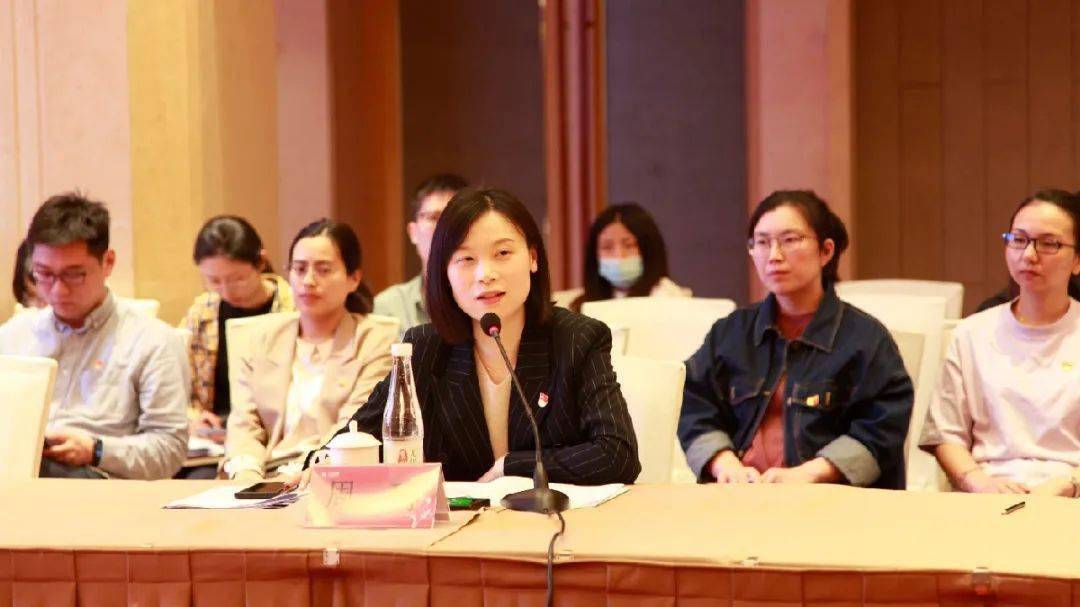 黄利琴为青年上党课