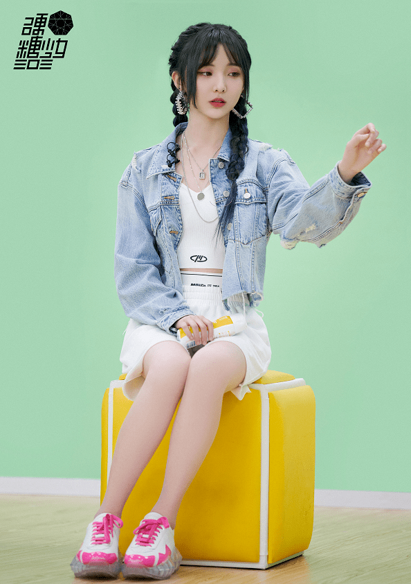 这次郑乃馨的短款牛仔外套也很值得入手,使得造型凸显出青春活力,不