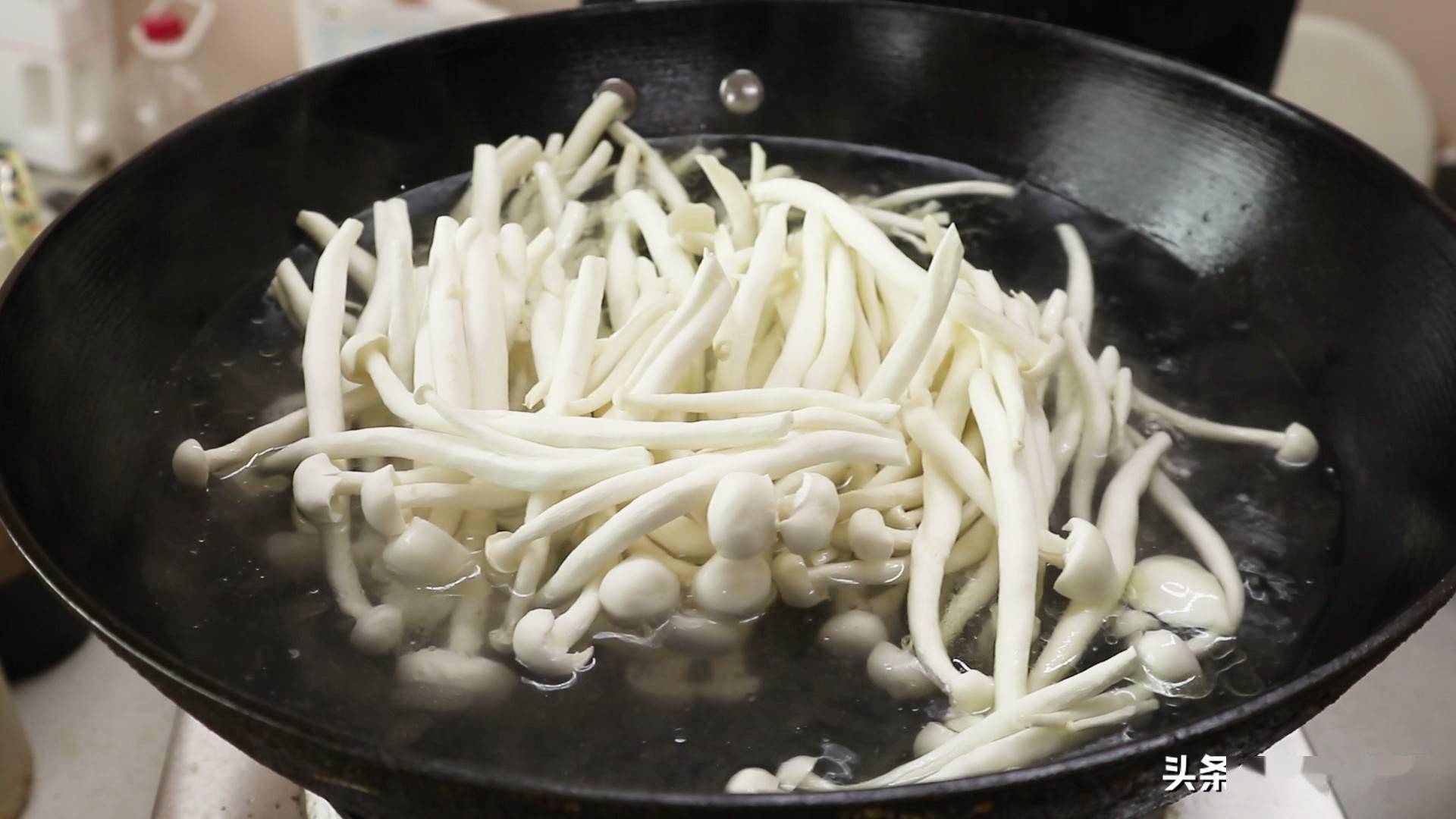 大厨教你做一道青椒白玉菇鲜香嫩滑又营养素菜中的美味佳肴