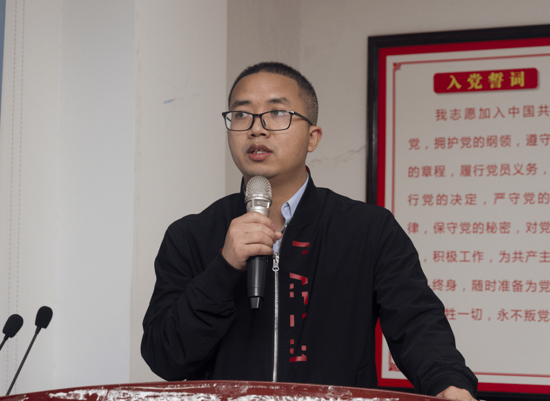 图为共青团邵东市委副书记胡锷亮讲话一滴水只有放进