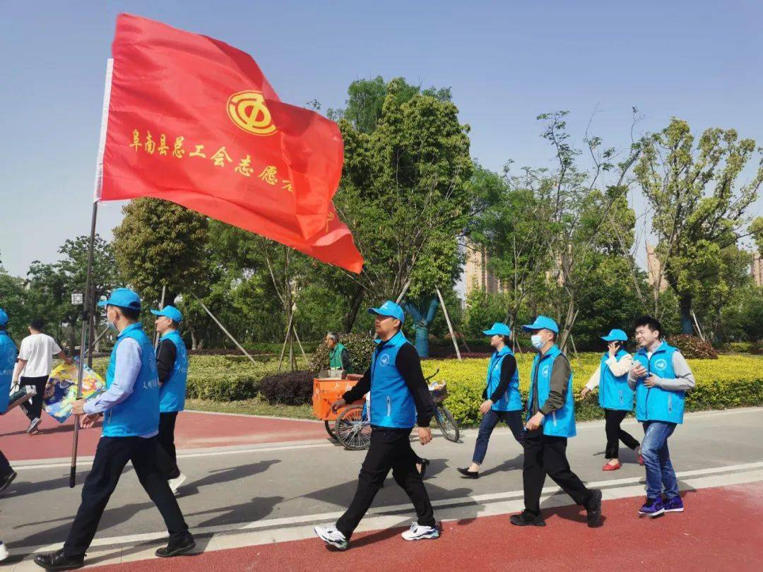 阜南縣總工會志願者服務隊參加縣愛國衛生運動月系列活動