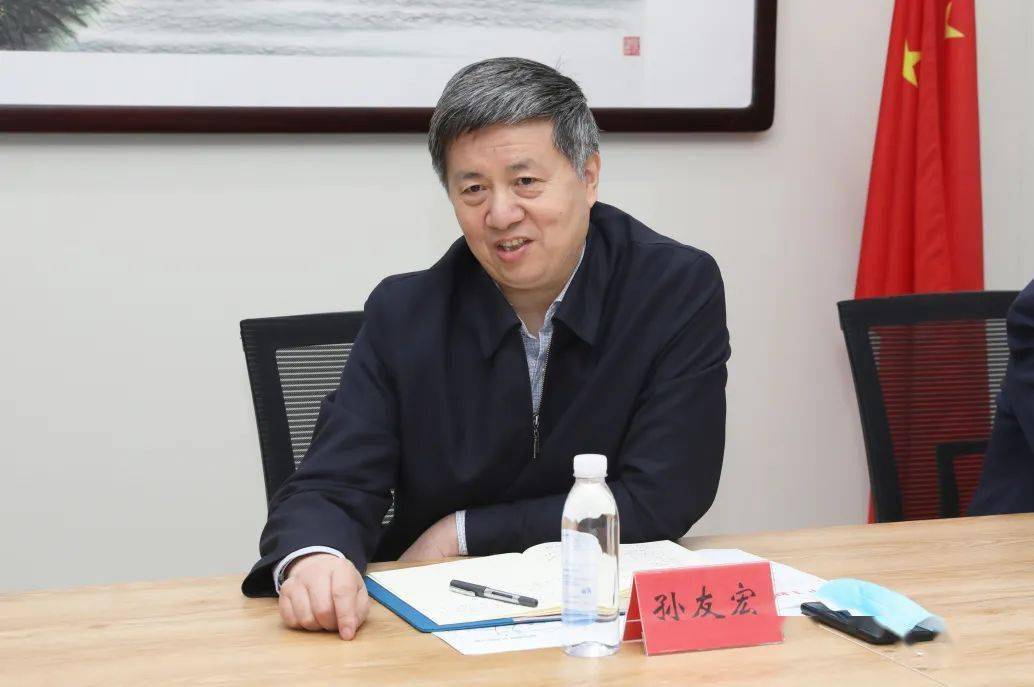 座谈会上,傅首清表达了对马俊杰,孙友宏一行的热烈欢迎,并介绍了雄安