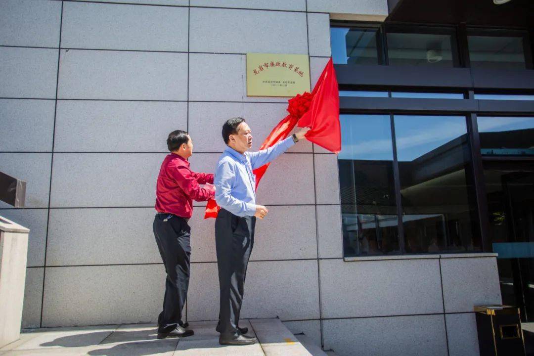 委主任余学斌的委托,市纪委副书记,市监委副主任张金滨出席仪式并致辞