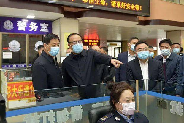 在通化公路客运站,通化火车站,李平实地检查常态化疫情防控和交通安全