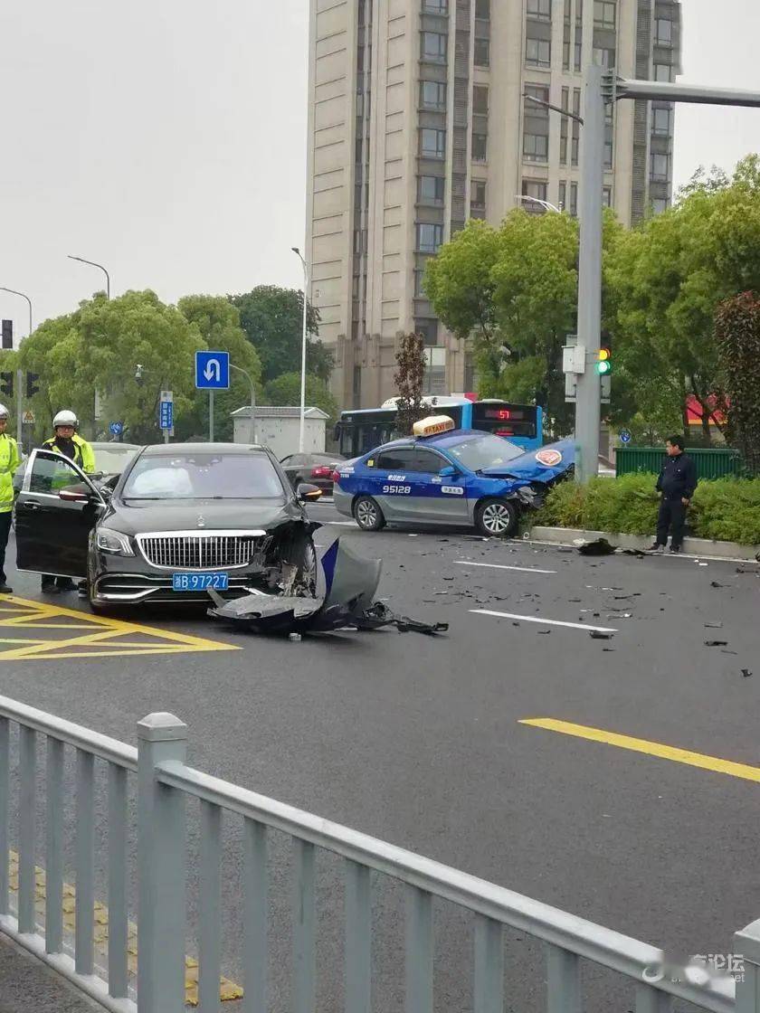 宁波百万迈巴赫vs出租车谁撞了谁两车受伤都不轻保险公司要哭