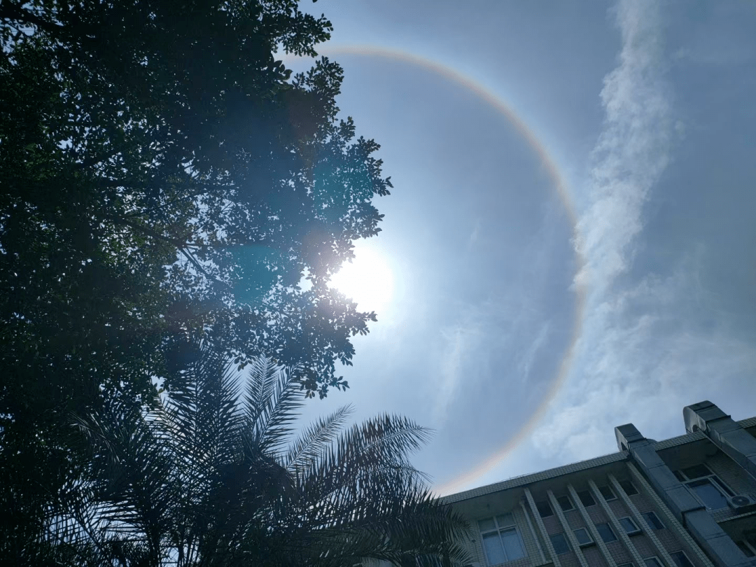 环地平弧又称日载或日承现象民间也有彩虹云和火焰彩虹的说法,是一种