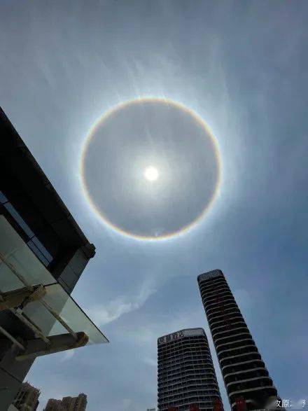 快看,你头顶的太阳"长光环"了!