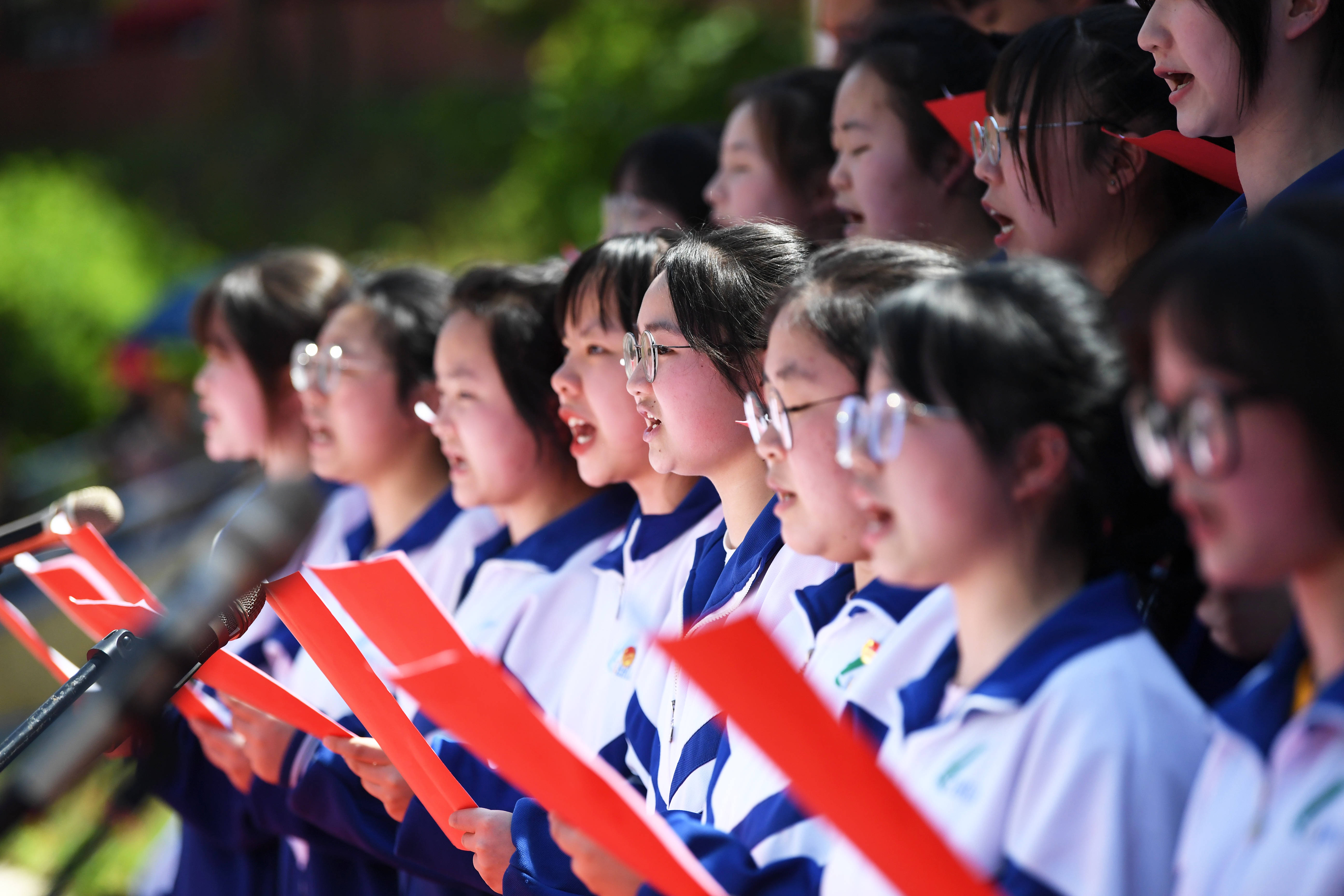 成人禮 致青春 4月30日,在貴陽市科華學校成人禮上,高三學生朗誦愛國