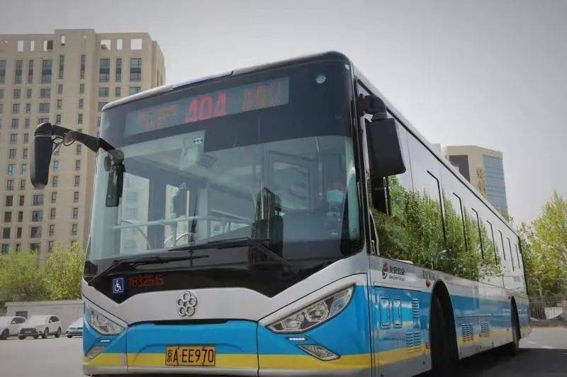 29年党龄,13年军旅生涯,21年公交驾龄,这是404路驾驶员刘连捷最引以为