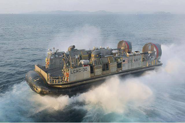 解放军野马气垫艇航速超50节,载着主战坦克冲上滩头_气垫船