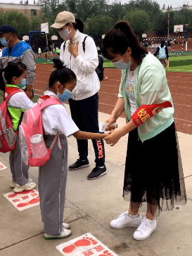 寻找身边的师德典范11包铝小学肖利不忘党员初心践行教师职责