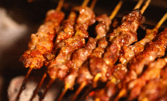 吃货有福啦 鲜嫩可口,滋着油花的烤肉 麻辣过瘾,挑动味蕾的串儿 让你