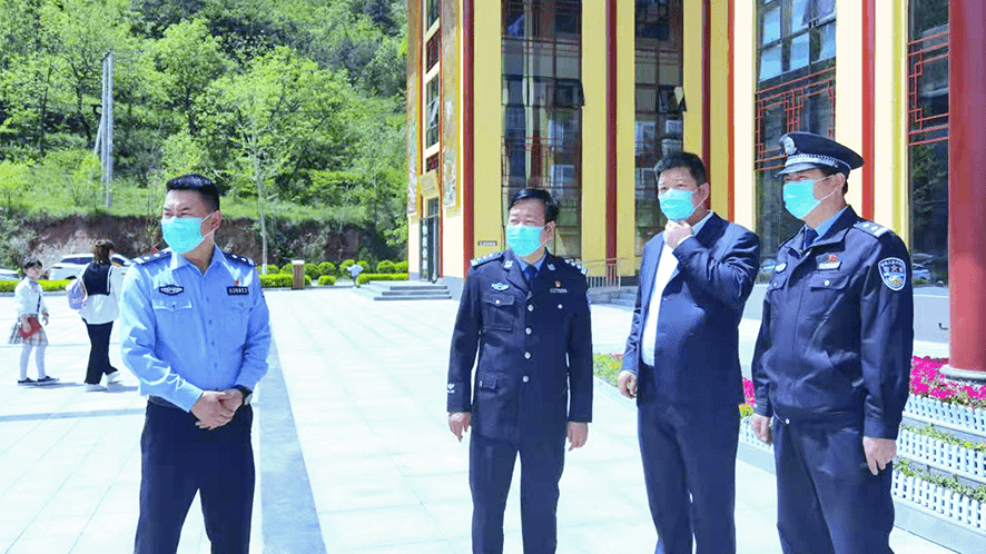 在商洛北治安检查站,柳礼群要求执勤民警和交警要扛