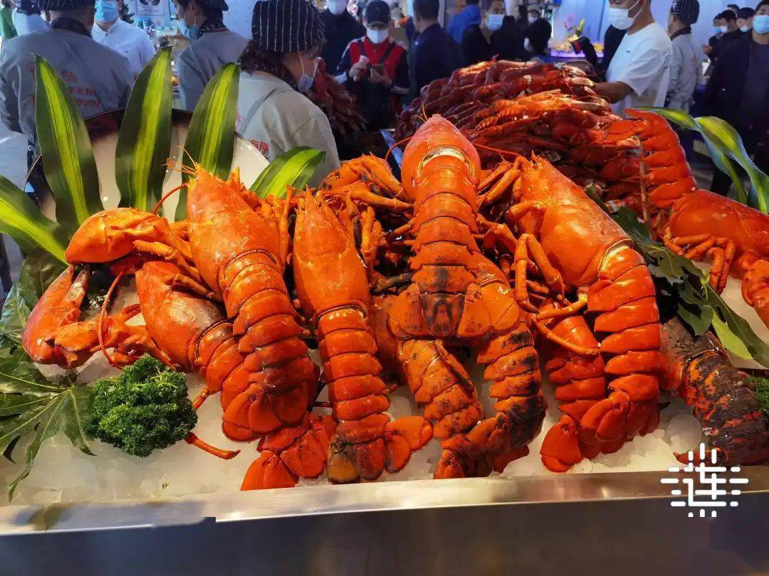 5月1日,"2021大连国际龙虾节"在十五库启幕.